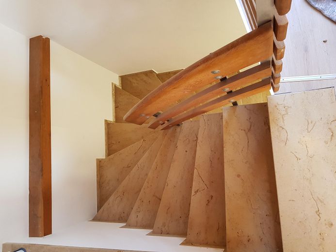 Marmortreppe zum OG