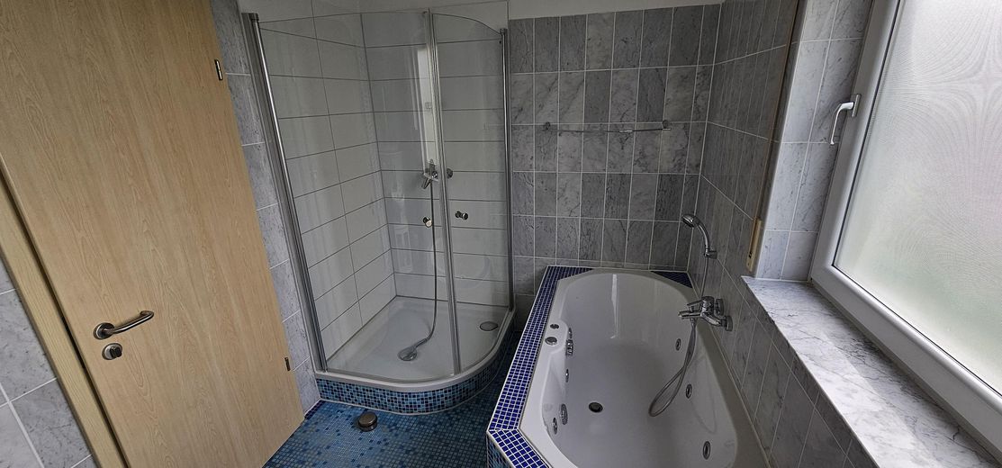 Room for Everyone - Platz für ALLE – Bathroom on the first floor
