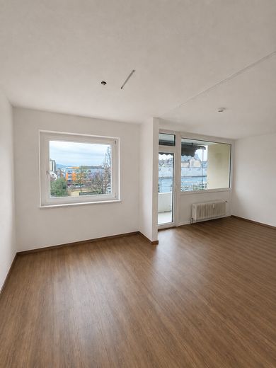 Frisch renovierte 2-Zimmer-Wohnung mit Südostbalkon & Einbauküche – Arbeitsbereich