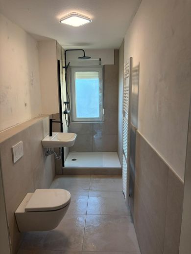 Helle 2-Zimmer-Wohnung mit Einbauküche nahe Europaviertel – Badezimmer