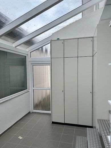 Stuhllager mit Einbauschränken