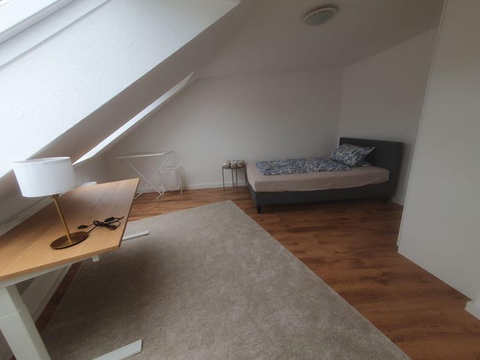 Möbliertes WG-Zimmer in top Lage – einfach einziehen! (Mittelstraße, DG-Maisionette) – Zimmer 3