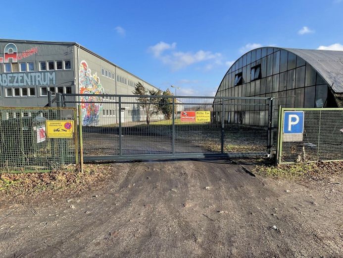 Einfahrt Gewerbegrundstück