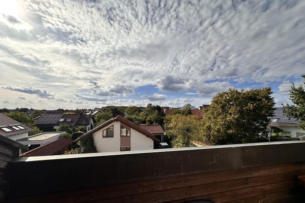 Vivre avec une vue dégagée : appartement lumineux de 2 pièces sous les combles avec balcon
