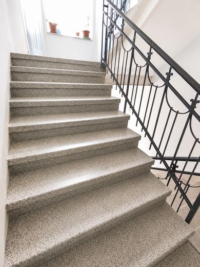 Clevere Kapitalanlage: Charmante 1-Zimmer-Wohnung in der Nähe historischer Kirche – Treppenhaus