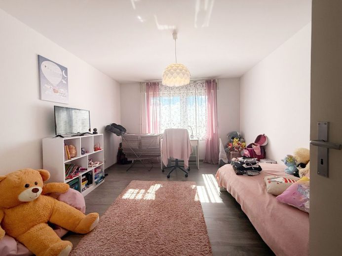 Bezugsfreie 2 ZKB mit Balkon in verkehrsgünstiger Lage | Großteils modernisiert | Fernwärme Heizung – Schlafzimmer1