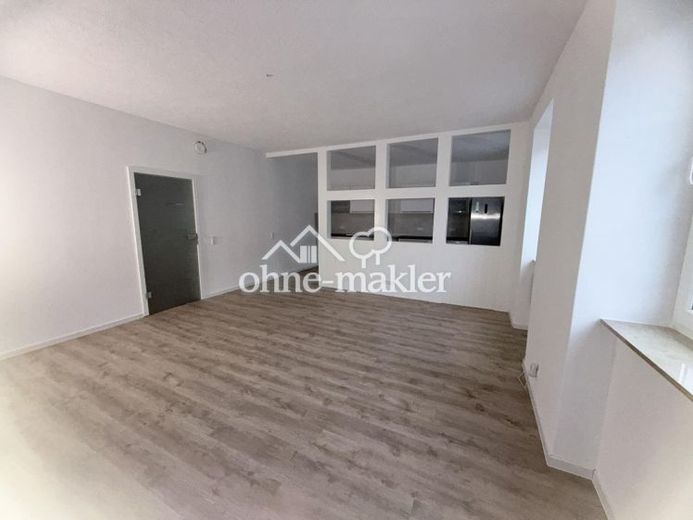 Frisch sanierte 2-Raum-Wohnung mit Einbauküche, Bad mit Wanne, & Carport-Stellplatz – Foto 1