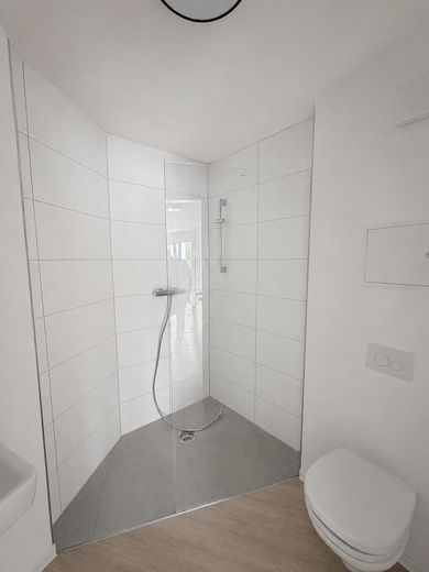 Apartament z balkonem w zabytkowym bunkrze przeciwlotniczym – Zdjęcie 7