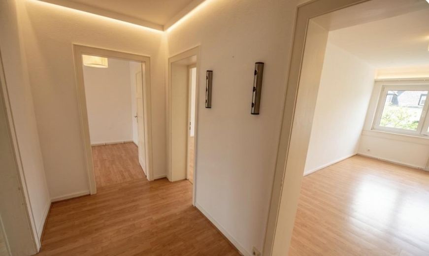 Exklusive 3-Zimmer-DG-Wohnung mit Einbauküche in Wiesbaden – Foto 1