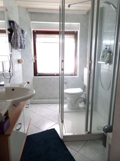 131 m² für Ihre Familie: 4 Schlafzimmer, 2 Bäder, 2 Garagen und keine Käuferprovision – Duschbad OG