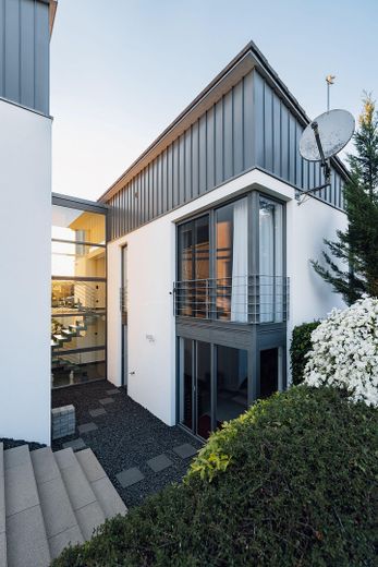 Freistehendes Einfamilienhaus bezugsfertig in unverbaubarer Südlage - Preis VB – Ansicht Osten