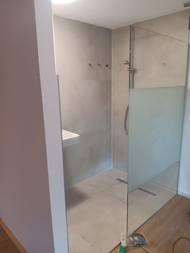 Wprowadź się i poczuj się jak u siebie: pierwsze zamieszkanie po remoncie, 2-pokojowe mieszkanie na parterze z ogrodem, tarasem i sauną – Bodentiefe Dusche