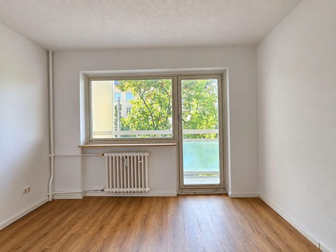 Appartamento con 3,5 locali, completamente ristrutturato, con balconi a Laim – 2.Zimmer