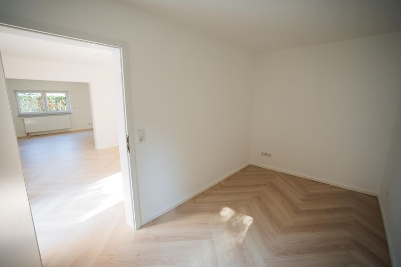 Freistehendes Designhaus am Wald | hochwertig modernisiert , einzugsbereit | 7 Stellplätze – EG_Zimmer_1_ca10m2