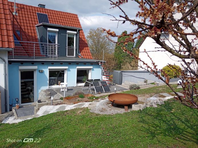 freistehendes Einfamilienhaus mit Einliegerwohnung, saniert und voll möbliert – Feuerstelle mit Schale EFH
