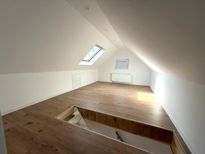 Hochwertiges, kernsaniertes, bezugsfertiges Zweifamilienhaus – Energieklasse A – DG Zimmer 1