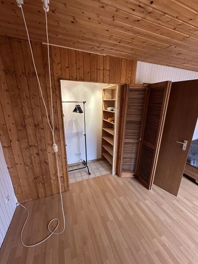 Großzügiges Reihenmittelhaus mit Kaminoption, Garage, Keller & Glasfaser in Kiel-Russee – DG großes Zimmer/Nische