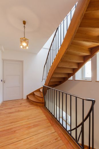 Luminoso appartamento tranquillo nel parco con grande balcone esposto a sud-ovest-nord – Eingang zur Wohnung