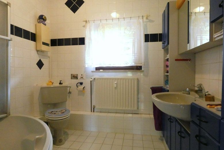 Tageslichtbad mit Eckbadewanne