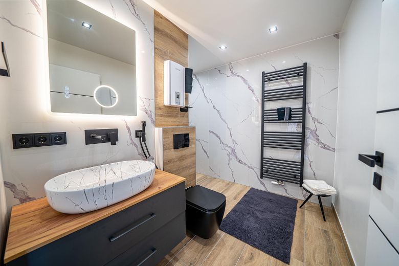 Sofort bezugsfrei: Barrierefreie 135m²-Wohnung (3 Zi.) mit Balkon, Stellplatz, Pool & Sauna – Bad 1