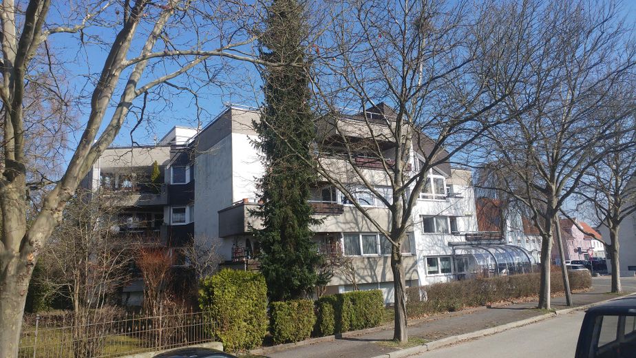 Recent gerenoveerde 2-kamer souterrainwoning direct naast de S-Bahn. Ideaal voor forenzen – Süd-West-Ansicht