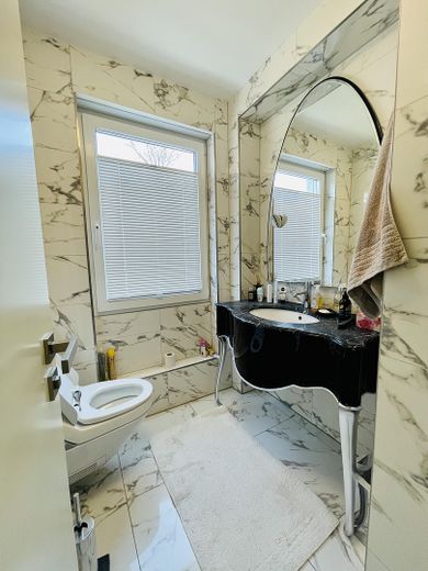 Designer Maisonette-Wohnung nähe Zoopark mit Blick ins Grüne, Fussbodenheizung, Kamin, Terrasse – Gäste WC mit Dusche unten