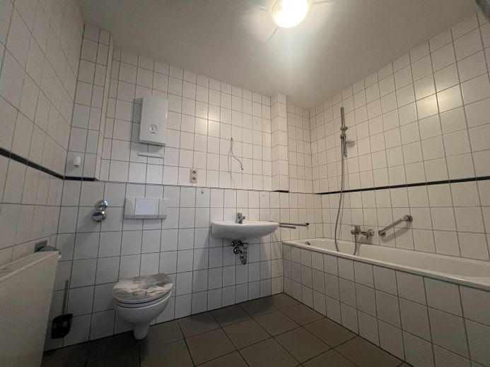 Preiswerte 2 Zimmer Wohnung im Erdgeschoss in ruhiger Wohnlage – Bad