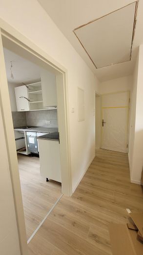 Newly renovated 2-room apartment with fitted kitchen in central Ansbach – Flur 1