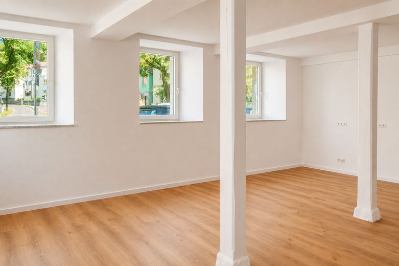 Freiraum neu definiert: 92 m² saniertes Wohnvergnügen für Familien oder Kapitalanleger – Wohn- und Esszimmer