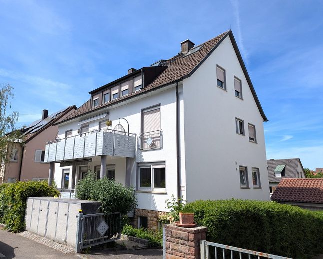 WG geeignete 4 Zimmer-DG-Whg mit Holzfußboden, Balkon, Wohnküche – Haus Frontansicht
