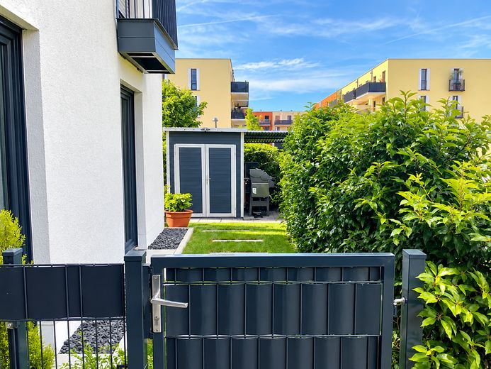 Appartement moderne et haut de gamme de 4 pièces avec jardin - sans commission – Gartenzugang