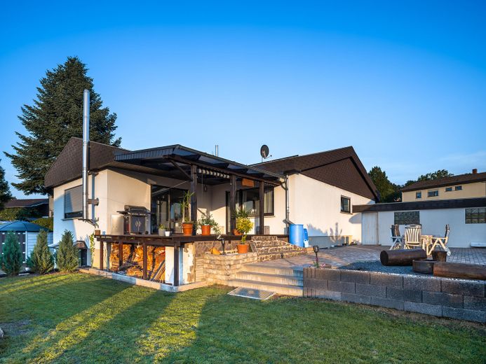 Exklusiver freistehender Bungalow mit Einliegerwohnung, Fernblick, Doppelgarage & großem Garten – Foto 30