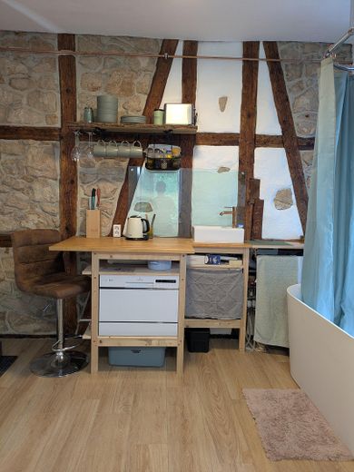 Provisionsfrei: 3,5 Zimmer sanierter Altbau + separates Studio/Homeoffice nahe Marktplatz – Küchenzeile Gästezimmer