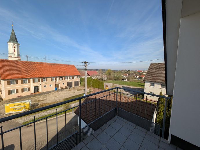 Çekici 2 odalı daire, küvet+duşlu banyo, garaj, balkon - komisyonsuz – Balkon