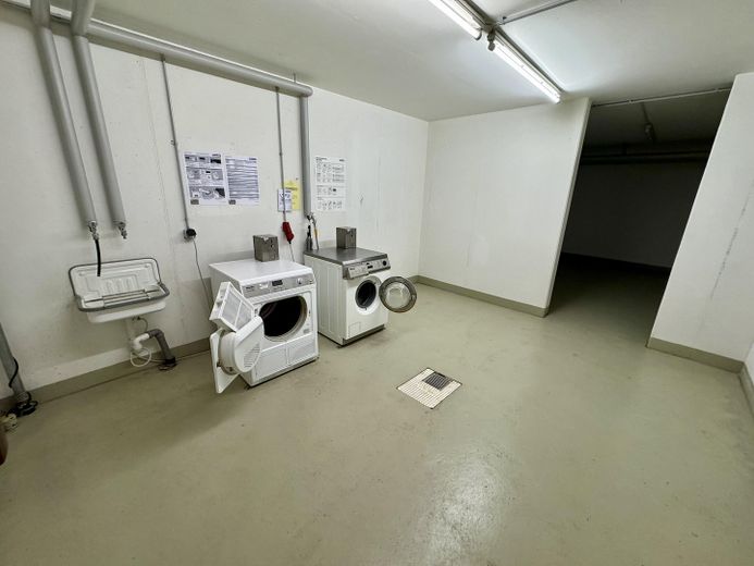 Familiengerecht – gut geschnittene 3-Zimmerwohnung in  München Schwabing-Freimann – Waschraum mit Trockner