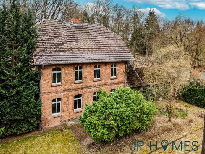 Zwei Wohneinheiten, 190 m² & Seenähe – saniertes Bahnhofs-Haus mit Ausbaureserve – Photo 1