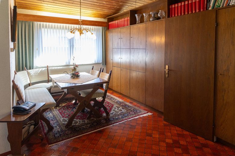 bungalow dal design moderno – Essbereich, rechts die Küche