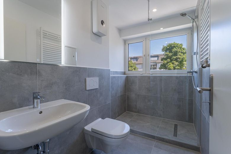 First occupancy after renovation - in the middle of Düsseldorf - tax advantages – Badezimmer