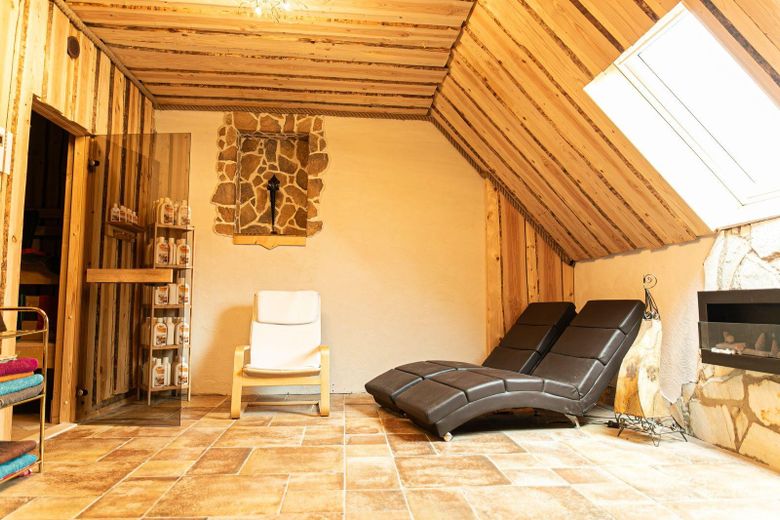 Landhaus Generationenhof mit bis zu 10 ha Land und Bachlauf – Wellness Oase mit Sauna