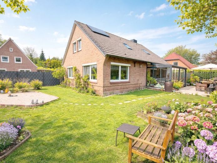 Haus mit Einliegerwohnung, EBK, Sommergarten und Garage! – Foto 1