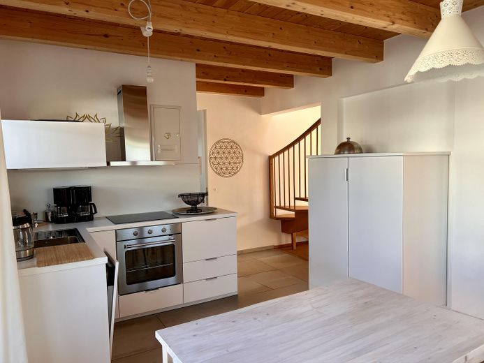 Lichtovergoten maisonette met eigen tuin & twee terrassen op rustige locatie, nabij het bos – Küche