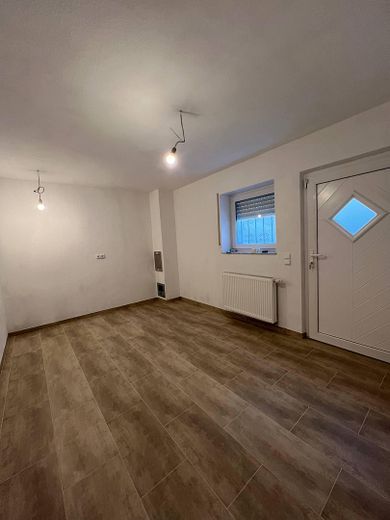 Traumhaftes Haus sucht liebevolle Familie mit Kindern – Zimmer mit Gartenausgang UG