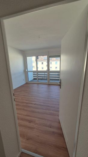 Frisch renovierte 3-Zimmer-Wohnung mit Balkon im energetisch modernisierten Mehrfamilienhaus – Foto 3