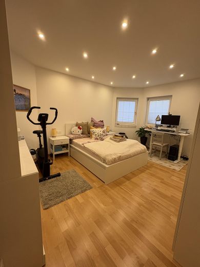 شقة من 3 غرف في الطابق الأرضي مع حديقة دون عمولة – Schlafzimmer