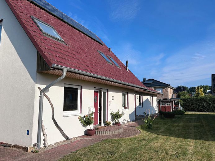 Haus mit Anbau von vorn