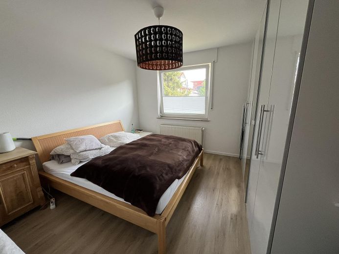 Appartement modernisé de 4 pièces avec terrasse orientée sud, place de parking en garage souterrain et liaison en tramway vers HB – Schlafzimmer