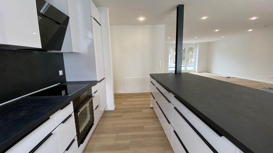 4-Zimmerwohnung in Traumlage mit Kachelofen, Balkon, Dachterrasse, Gästebad und Garage – Küchenzeile und Block
