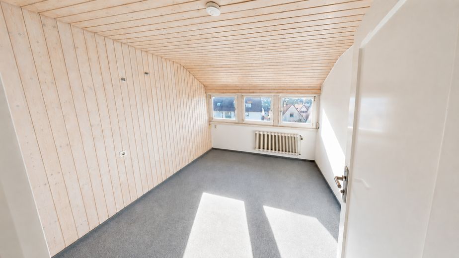 Stuttgart-Weilimdorf'un sakin bir konumunda, güney bahçeli komisyonsuz ikiz ev – Zimmer 1 DG