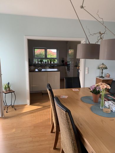 Esszimmer mit Blick auf Küche