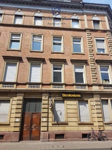 Vermietetes Wohn- und Geschäftshaus mit 10 Einheiten, Top-Rendite in guter Lage – Gebäudeeingang